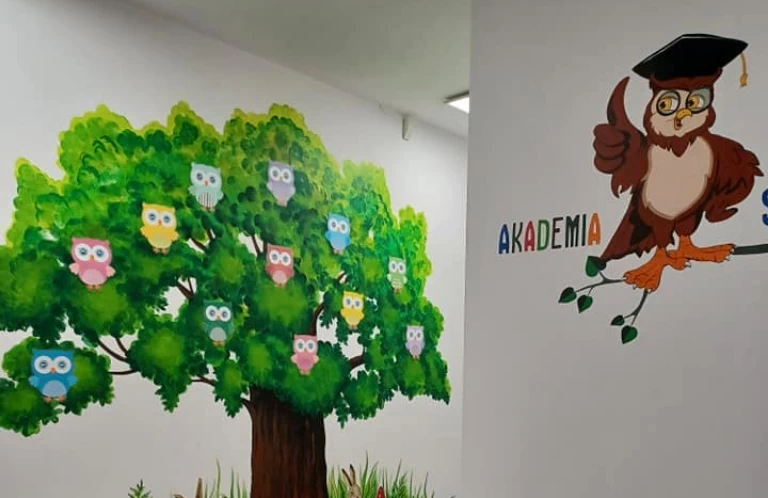 Rysunek drzewa na ścianie