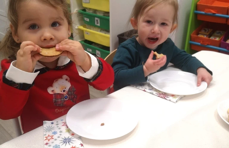 Dzieci jedzące ciastka